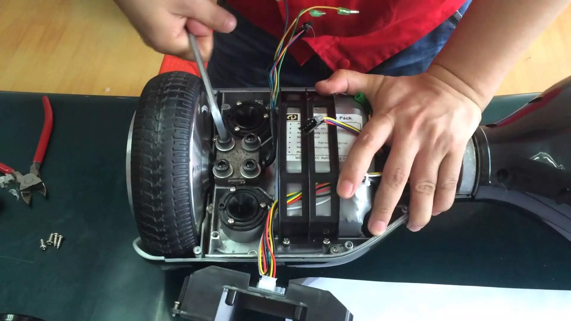 Hoe muziek op een gyroscuter inschakelen? Hoe verbind je een Gyro-telefoon via Bluetooth? Hoe apparatuur in te stellen en muziek van de iPhone te reproduceren? 8745_11