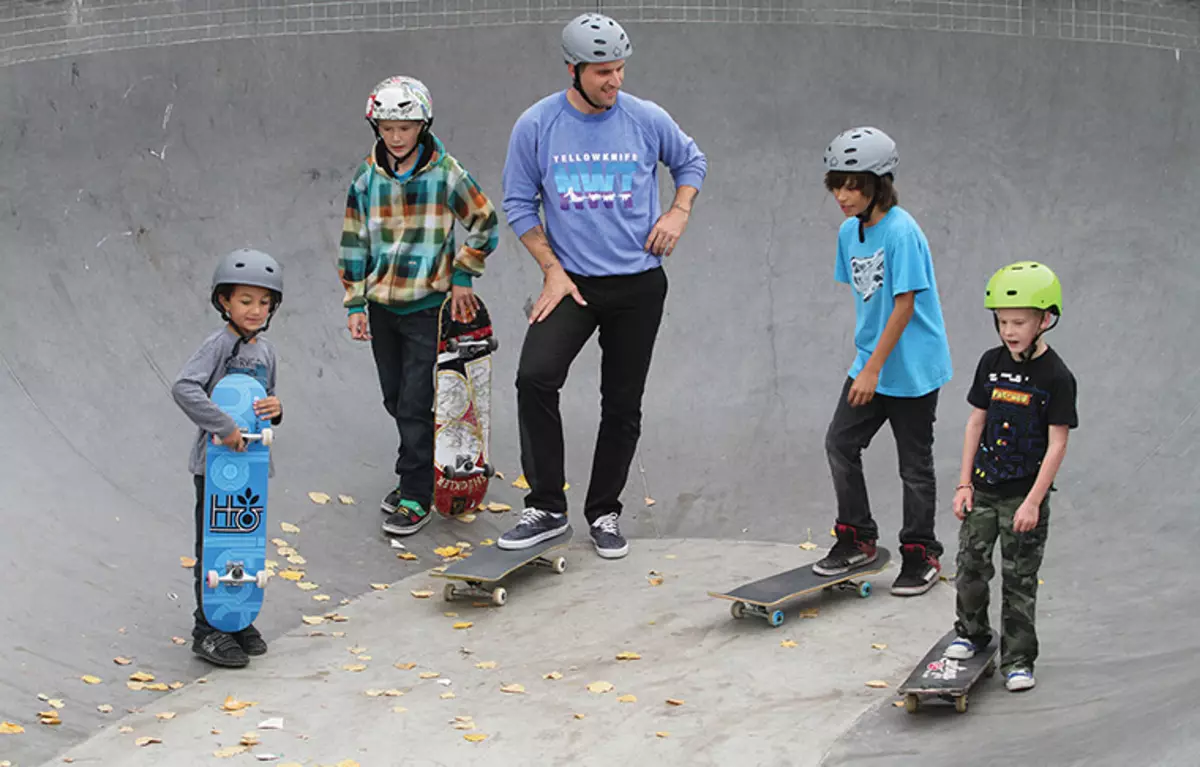 Sådan lærer du at ride et skateboard? Hvordan man bremser og tænder et skateboard? Regler for et barn. Lære at hoppe 8767_19
