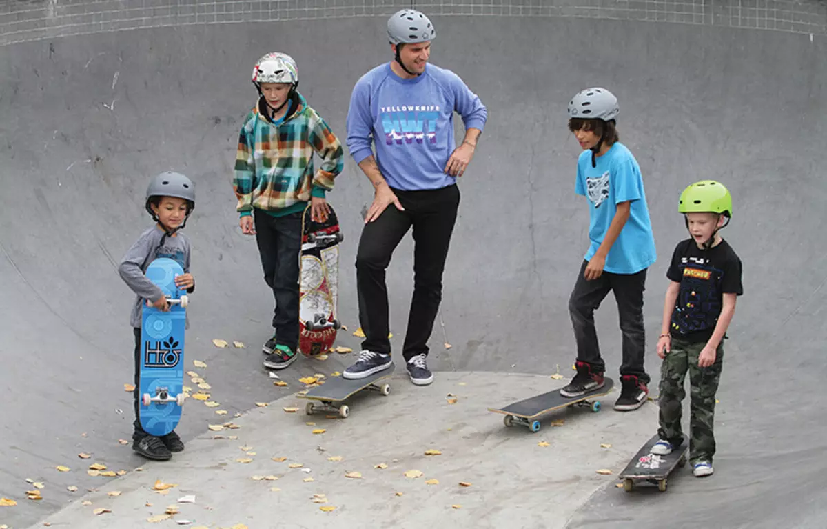 Paano matututong sumakay ng skateboard? Paano preno at i-on ang isang skateboard? Mga panuntunan para sa isang bata. Pag-aaral na tumalon 8767_19