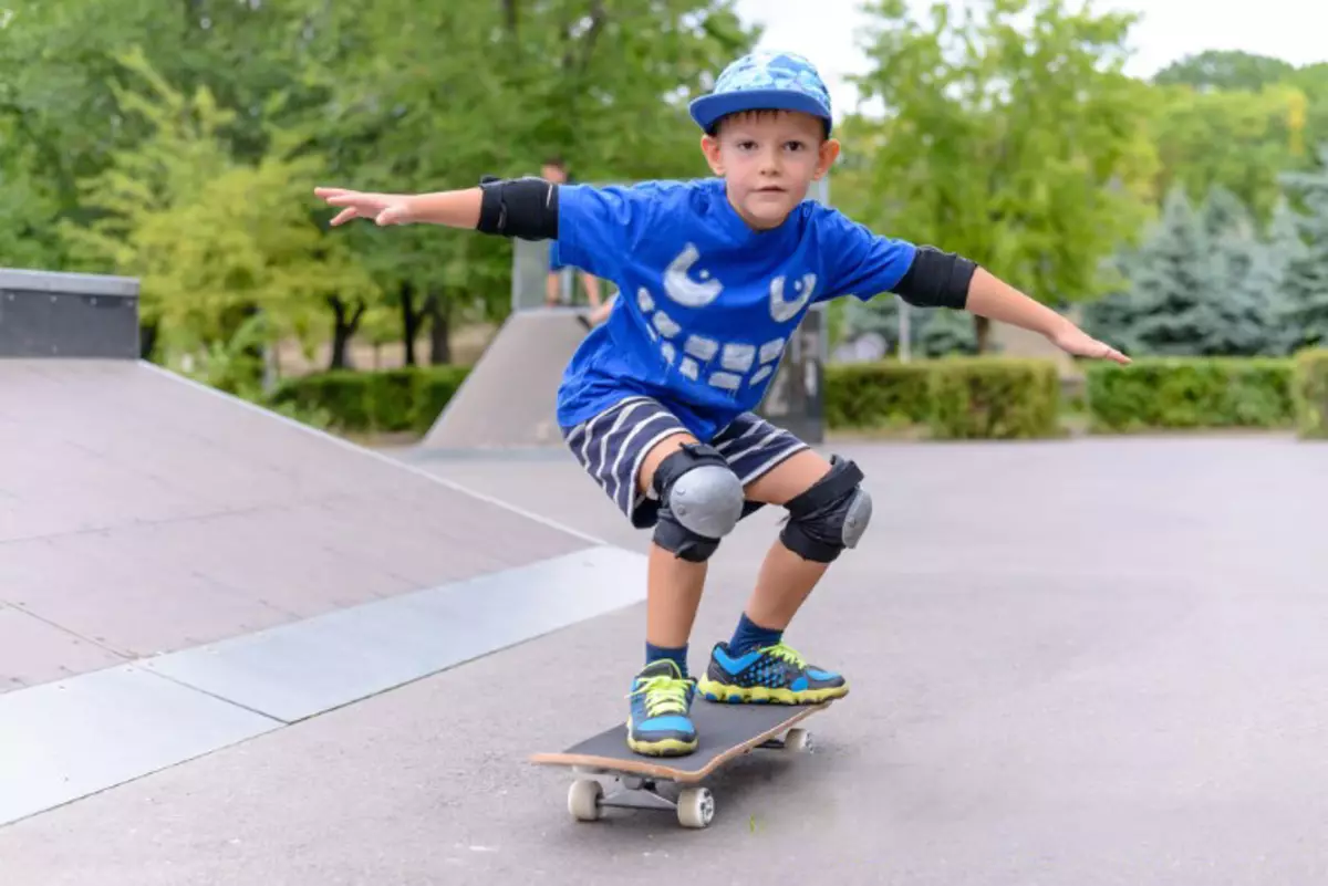 Paano matututong sumakay ng skateboard? Paano preno at i-on ang isang skateboard? Mga panuntunan para sa isang bata. Pag-aaral na tumalon 8767_25