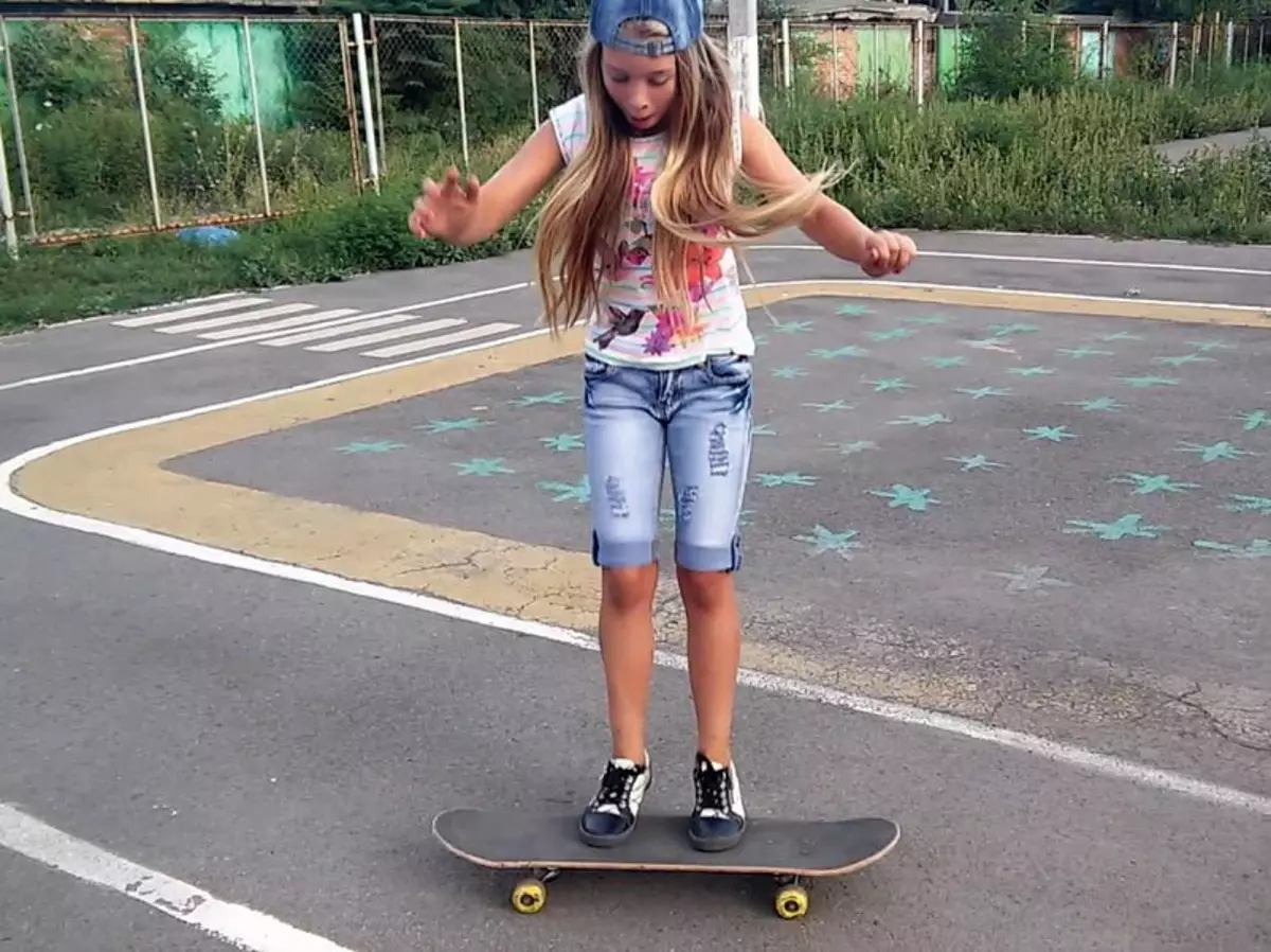 Kako se naučiti voziti skateboard? Kako zavirati in se obrnete na skateboard? Pravila za otroka. Učenje skoka 8767_26