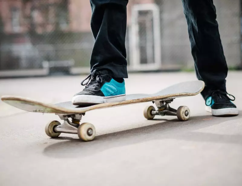 Kako se naučiti voziti skateboard? Kako zavirati in se obrnete na skateboard? Pravila za otroka. Učenje skoka 8767_27