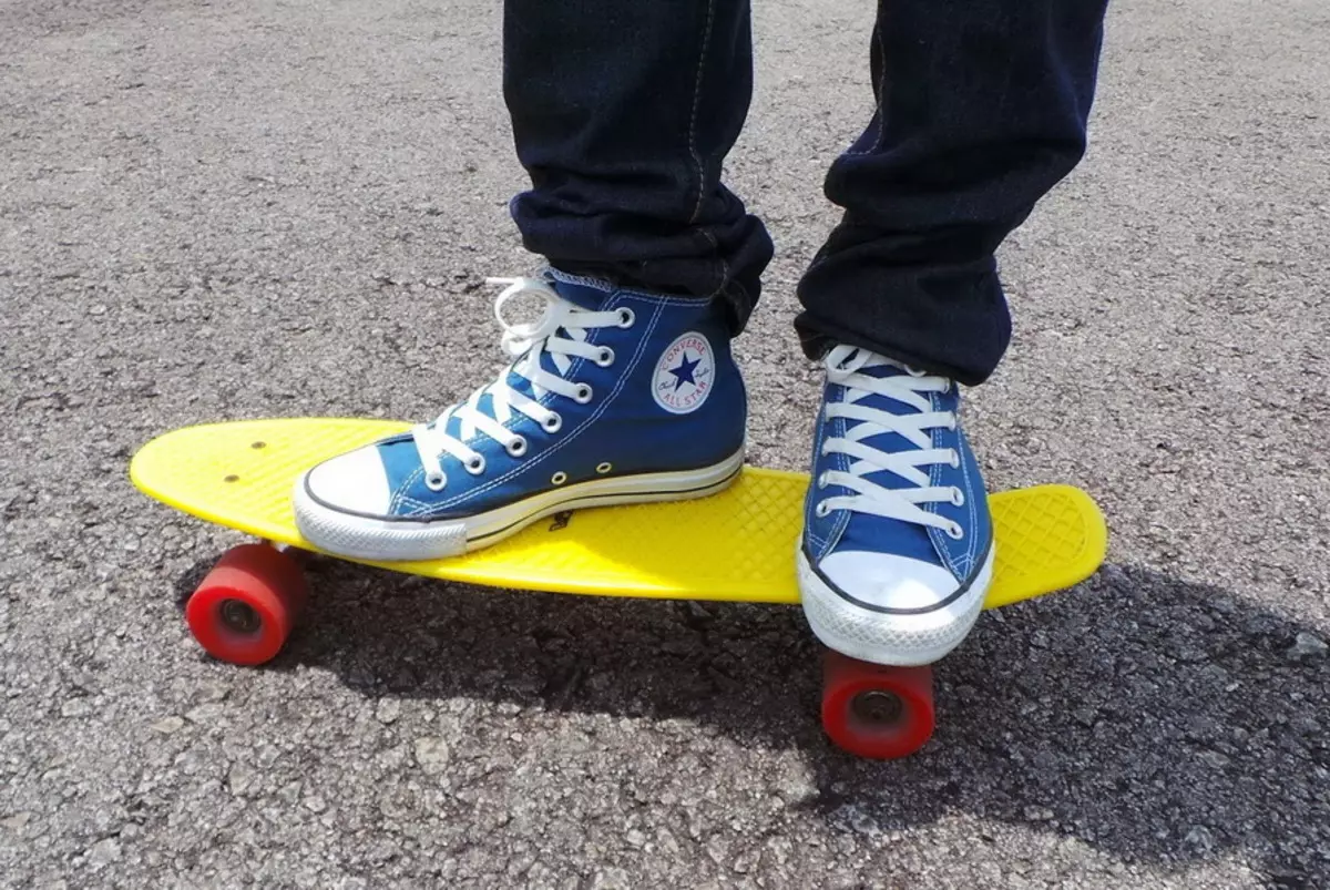 Sådan lærer du at ride et skateboard? Hvordan man bremser og tænder et skateboard? Regler for et barn. Lære at hoppe 8767_3