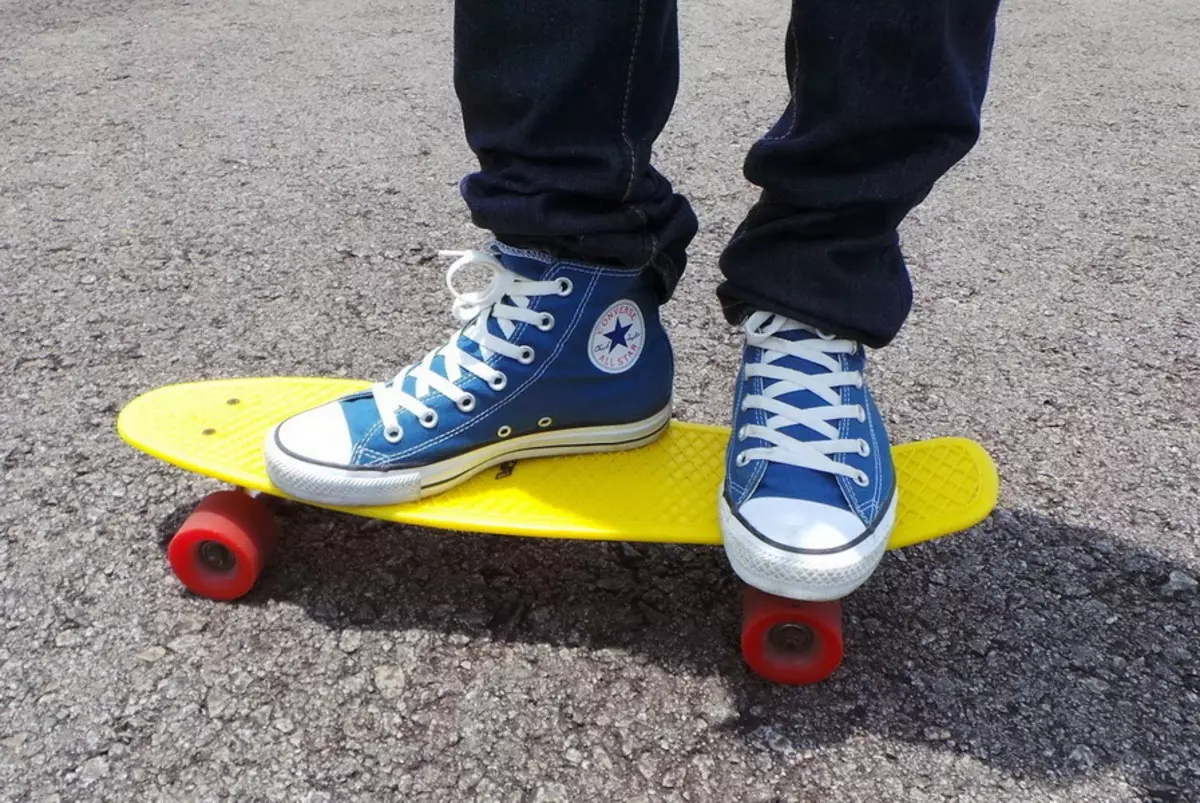 Ungafunda njani ukukhwela i-skateboard? Ukuqhekeza kwaye ujike i-skateboard? Imigaqo yomntwana. Ukufunda ukutsiba 8767_3