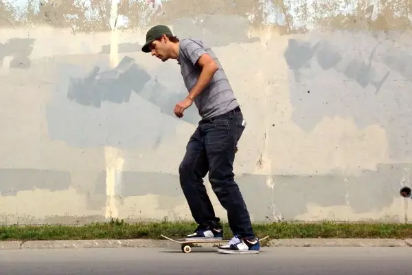 Kako se naučiti voziti skateboard? Kako zavirati in se obrnete na skateboard? Pravila za otroka. Učenje skoka 8767_37