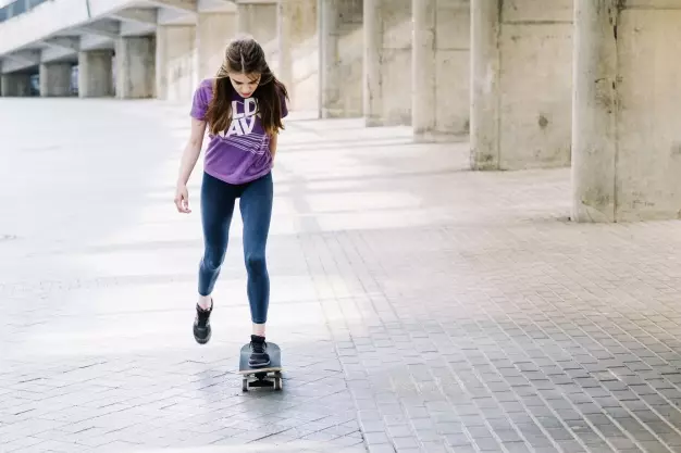 Sådan lærer du at ride et skateboard? Hvordan man bremser og tænder et skateboard? Regler for et barn. Lære at hoppe 8767_4