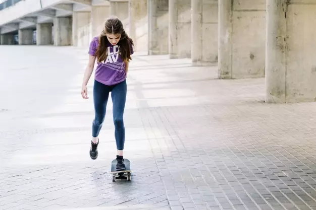 Paano matututong sumakay ng skateboard? Paano preno at i-on ang isang skateboard? Mga panuntunan para sa isang bata. Pag-aaral na tumalon 8767_4