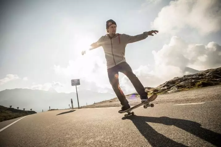 Ungafunda njani ukukhwela i-skateboard? Ukuqhekeza kwaye ujike i-skateboard? Imigaqo yomntwana. Ukufunda ukutsiba 8767_41