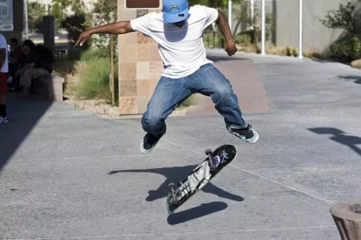 Ungafunda njani ukukhwela i-skateboard? Ukuqhekeza kwaye ujike i-skateboard? Imigaqo yomntwana. Ukufunda ukutsiba 8767_43