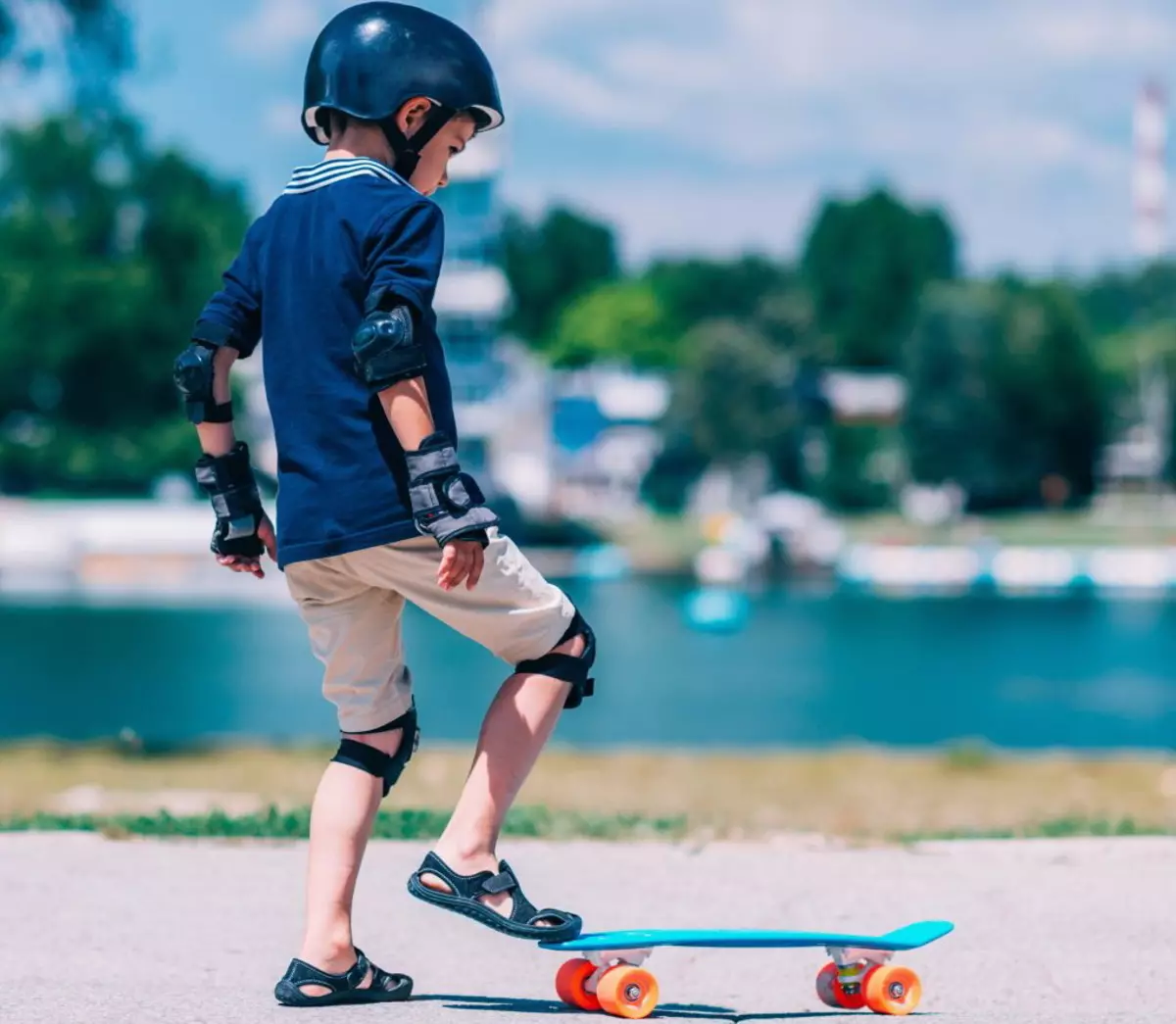 Paano matututong sumakay ng skateboard? Paano preno at i-on ang isang skateboard? Mga panuntunan para sa isang bata. Pag-aaral na tumalon 8767_6