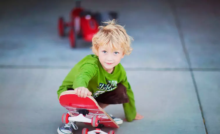 Skateboard 5 տարի երեխաների համար. Ինչպես ընտրել մանկական չմուշկներ նորաճ աղջիկների կամ 6-րդ եւ 7 տարեկան տղայի համար: Մոդելների վարկանիշը, փայտանյութը լուսավոր անիվներով