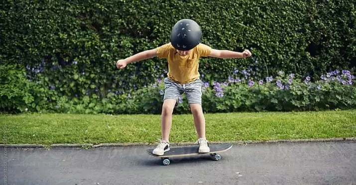 Mini skateboard: mafi kyawun ƙirar yara don yara da manya. Yadda ake hawa karamin-skate? 8775_18