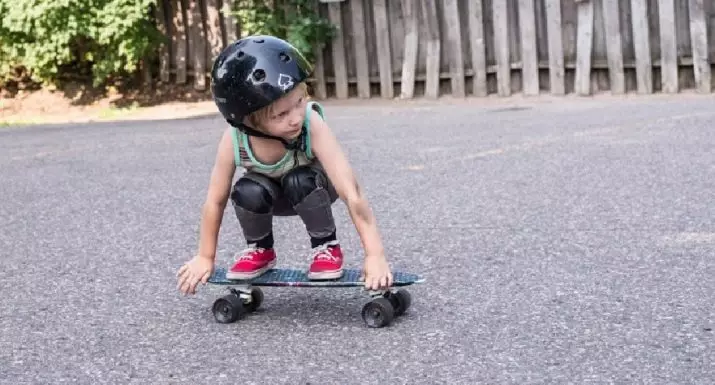 Mini skateboard: mafi kyawun ƙirar yara don yara da manya. Yadda ake hawa karamin-skate? 8775_2