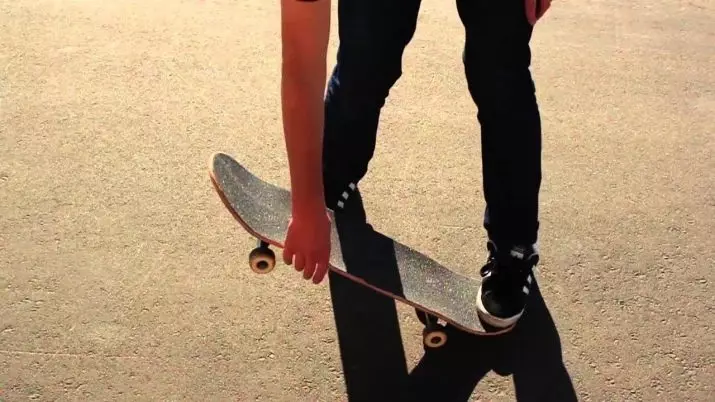 Mini skateboard: mafi kyawun ƙirar yara don yara da manya. Yadda ake hawa karamin-skate? 8775_21