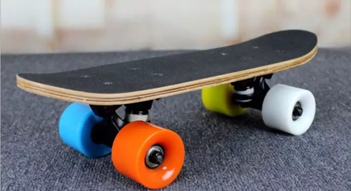 Mini skateboard: mafi kyawun ƙirar yara don yara da manya. Yadda ake hawa karamin-skate? 8775_7