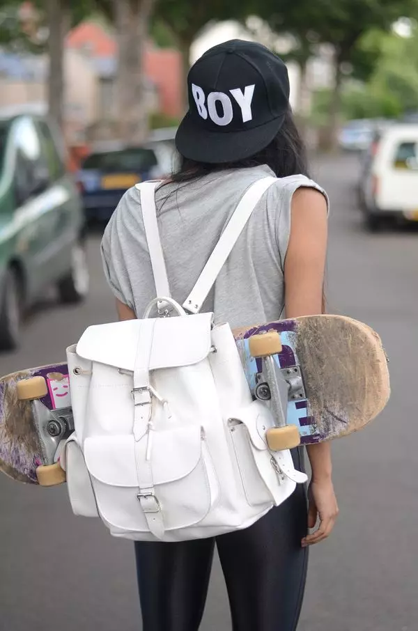 Skateboard ryggsäck: Hur man väljer ett lock eller bärväska med en form för en skateboard? 8782_2
