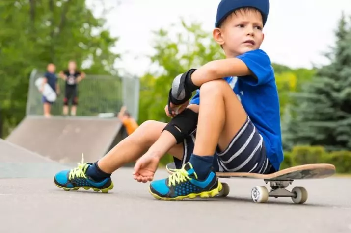 Scateboard y'abana: Nigute wahitamo Skate kubana 3, 4, 6 na 8? Nigute wahitamo kurinda nibisobanuro? Byagenda bite mugihe skateboard igendera kuruhande? 8784_15