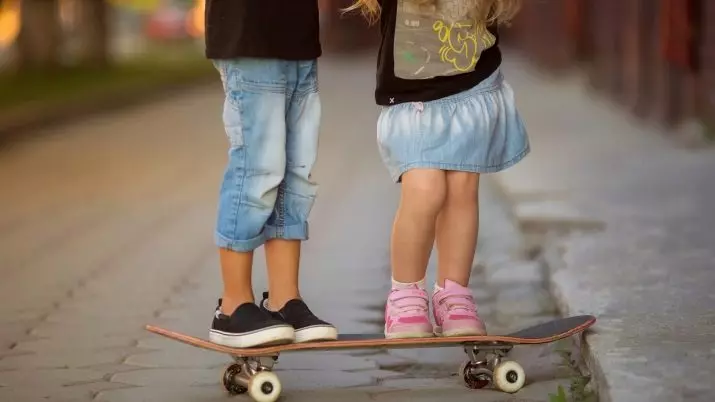 Skateboard của trẻ em: Làm thế nào để chọn một skate cho trẻ em 3, 4, 6 và 8 tuổi? Làm thế nào để chọn bảo vệ và chi tiết? Điều gì xảy ra nếu ván trượt cưỡi ở bên cạnh? 8784_21