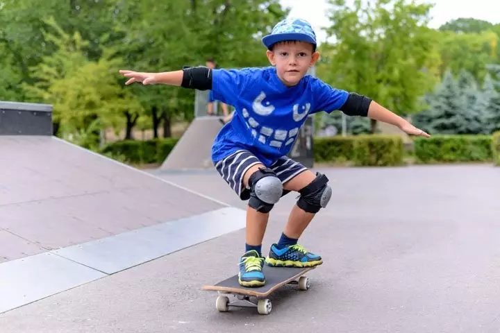 Skateboard kanak-kanak: Bagaimana untuk memilih skate untuk kanak-kanak 3, 4, 6 dan 8 tahun? Bagaimana untuk memilih perlindungan dan butiran? Bagaimana jika skateboard menunggang di sebelah? 8784_33