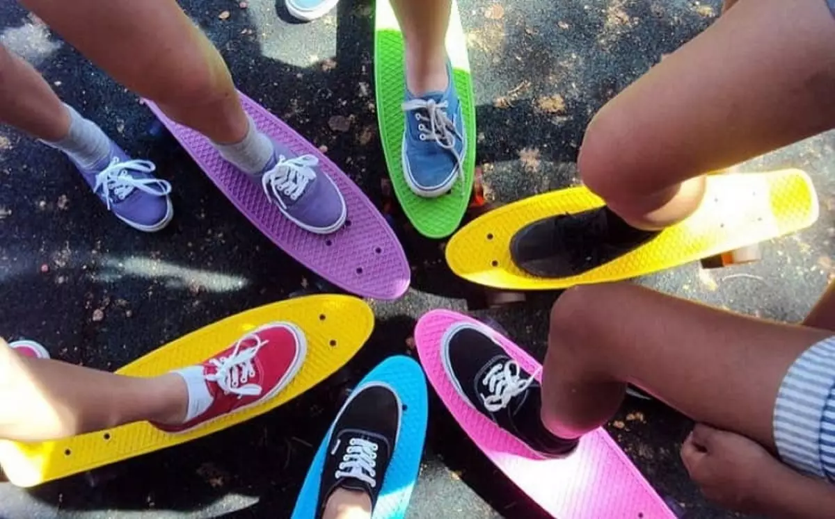 Comment choisir un skateboard pour un enfant pendant 10 ans? Vue d'ensemble des patineurs pour les filles et les garçons novices