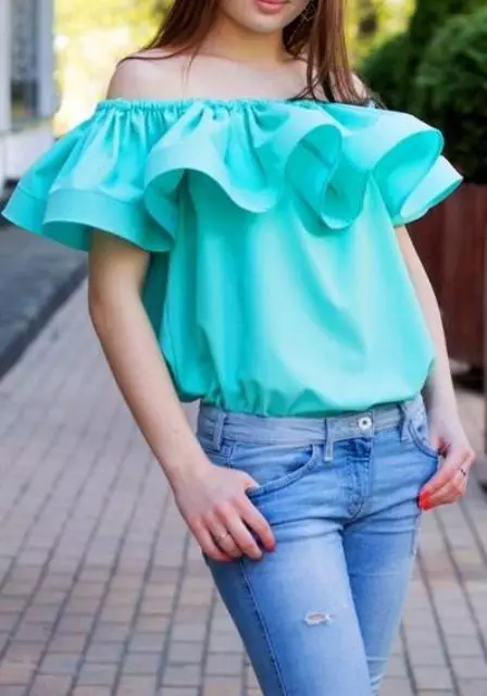 Blouse mat enger Taille (45 Fotoen): Blouses mat Swans op Schëlleren, erof 878_43