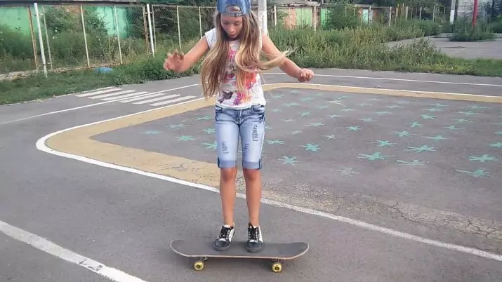 Skateboard til piger (25 billeder): Sådan lærer du at ride på et skateboard på 9 og 14 år gammel? Hvordan man vælger en børns skateboard til en teenager? 8793_21