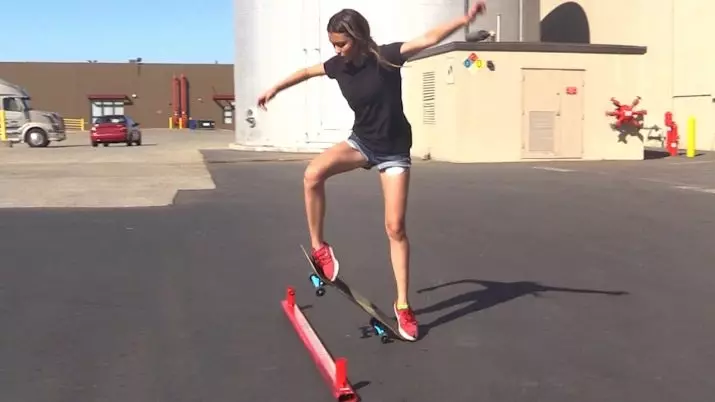 Skateboard til piger (25 billeder): Sådan lærer du at ride på et skateboard på 9 og 14 år gammel? Hvordan man vælger en børns skateboard til en teenager? 8793_23