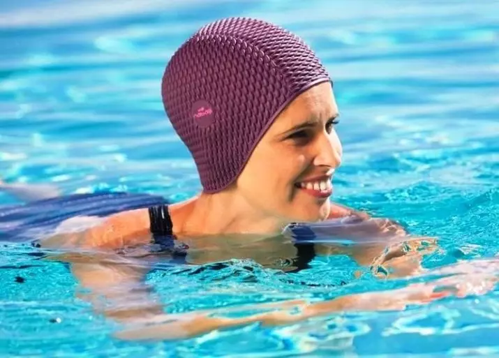 Kläder för simning i poolen: Välj silikonstrumpor, badrock och andra sportkläder. Hur man bryr sig? 8805_20