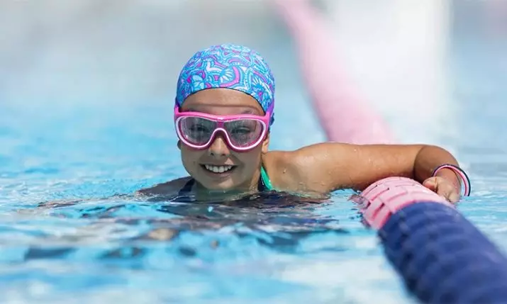 เสื้อผ้าสำหรับการว่ายน้ำในสระว่ายน้ำ: เลือกถุงเท้าซิลิโคนเสื้อคลุมอาบน้ำและชุดกีฬาอื่น ๆ วิธีการดูแล? 8805_21