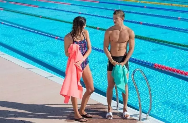 เสื้อผ้าสำหรับการว่ายน้ำในสระว่ายน้ำ: เลือกถุงเท้าซิลิโคนเสื้อคลุมอาบน้ำและชุดกีฬาอื่น ๆ วิธีการดูแล? 8805_27
