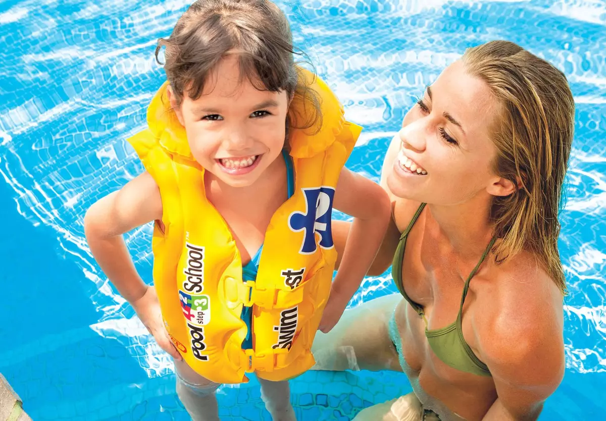 Ինչ է անհրաժեշտ երեխայի համար լողավազանի համար: Լողավազան եւ լողալ այցելելու բաների ցուցակ: Ինչ փաստաթղթեր պետք է ձեռնարկեն: 8806_19
