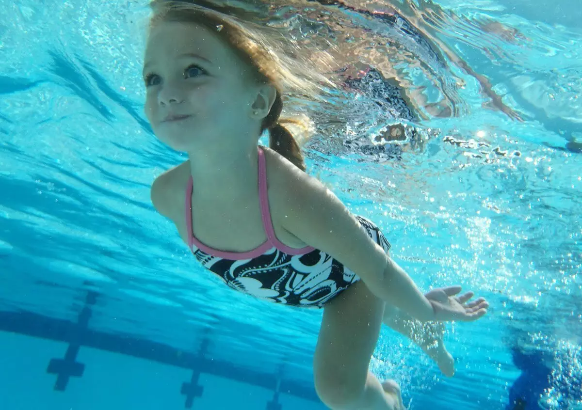 Mitä uima-altaalle tarvitaan lapsille? Luettelo vierailusta uima-altaalle ja uimalla. Mitä asiakirjoja on toteutettava? 8806_5