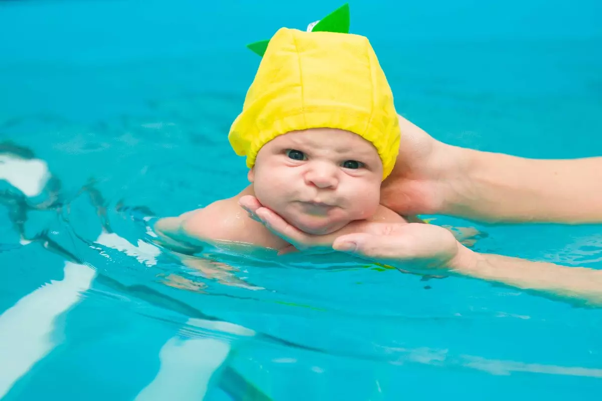Çfarë është e nevojshme për pishinë për një fëmijë? Lista e gjërave për të vizituar pishinë dhe not. Cilat dokumente duhet të marrin? 8806_7