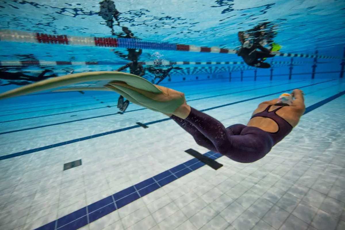 Bagaimana memilih jepit untuk berenang di kolam renang? Pelatih apa yang lebih baik untuk berenang olahraga? Karet, silikon atau lainnya? 8813_15