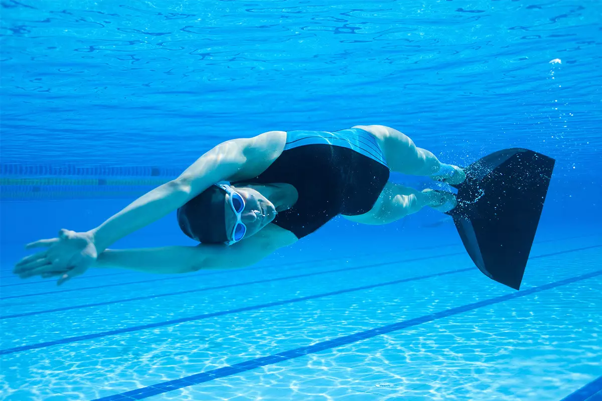 Bagaimana memilih jepit untuk berenang di kolam renang? Pelatih apa yang lebih baik untuk berenang olahraga? Karet, silikon atau lainnya? 8813_5