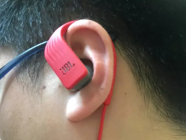 Ama-headphones echibi: Khetha amamodeli angenantambo kanye ne-wired ukubhukuda nomdlali ne-Bluetooth. Sony, JBL neminye imikhiqizo 8815_14