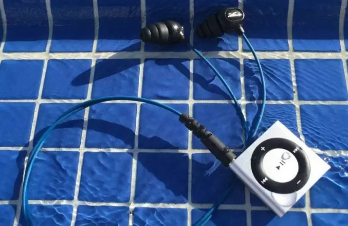 Hovedtelefoner til poolen: Vælg trådløse og kablede modeller til svømning med en spiller og Bluetooth. Sony, JBL og andre mærker 8815_27
