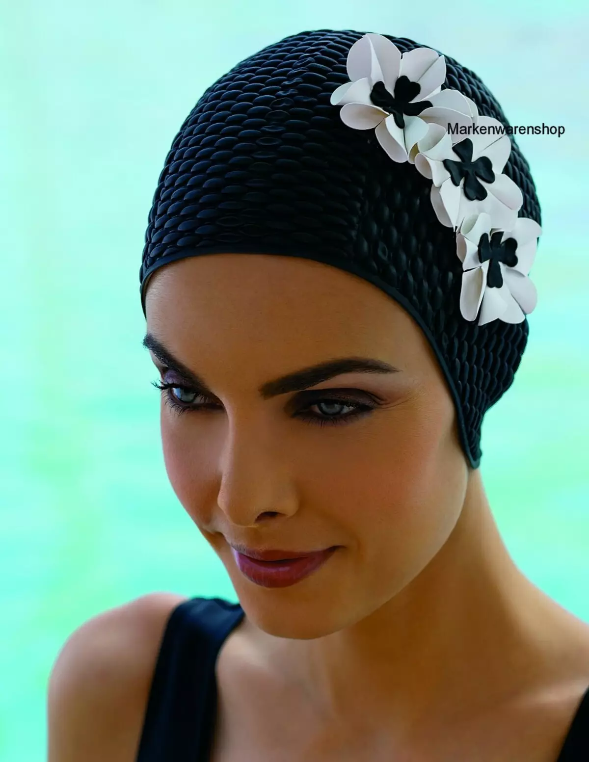 Už baseino dangtelį (41 nuotraukos): kaip pasirinkti skrybėlę plaukimui, kuris neperduoda vandens? Su gėlėmis ir ausimis, didelėmis ir megztinėmis ir kitomis rūšimis 8816_15