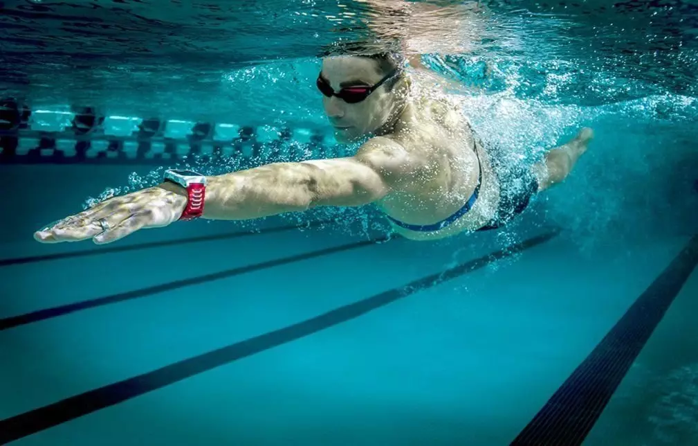 Годинники для плавання в басейні: огляд моделей з підрахунком кіл і smart для тренувань, кращі 