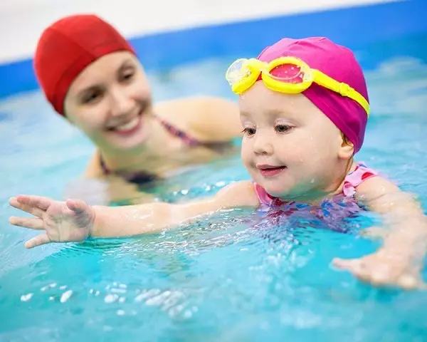 Sombreiro infantil para a piscina: como elixir un tecido de bebé e tapa de vela de silicona? Dimensións para nenos de 1 ano 8823_19