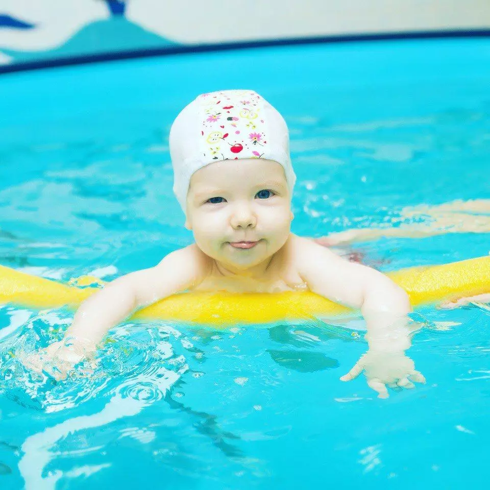 Børnehue til poolen: Sådan vælger du et babyvæv og silikone sejlads? Dimensioner for børn fra 1 år 8823_3