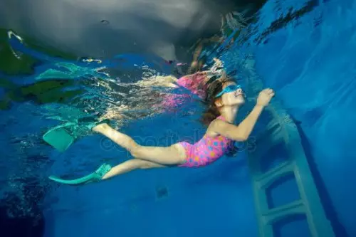 Kindervinnen voor het zwembad: kies verkorte rubber en siliconen flippers om te zwemmen en opleiding 8828_11