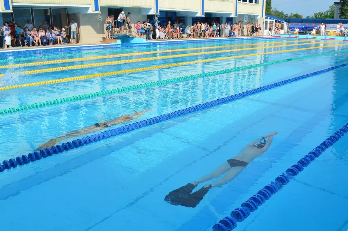 Flippers kanak-kanak untuk kolam renang: Pilih getah dan silikon yang dipendekkan untuk berenang dan latihan 8828_12