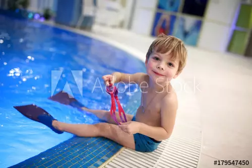 Kindervinnen voor het zwembad: kies verkorte rubber en siliconen flippers om te zwemmen en opleiding 8828_14
