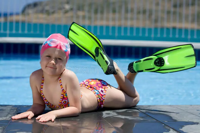 Flippers kanak-kanak untuk kolam renang: Pilih getah dan silikon yang dipendekkan untuk berenang dan latihan 8828_15