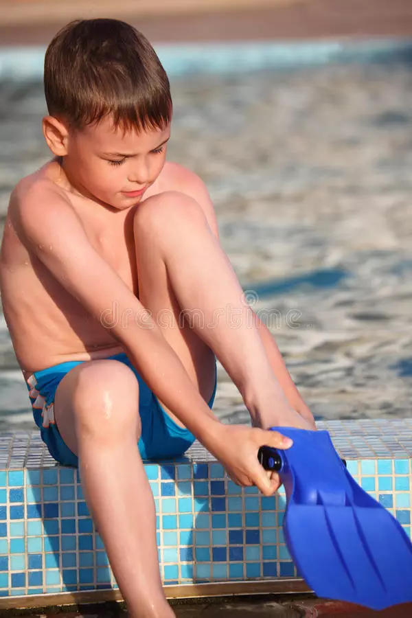 Flippers kanak-kanak untuk kolam renang: Pilih getah dan silikon yang dipendekkan untuk berenang dan latihan 8828_17