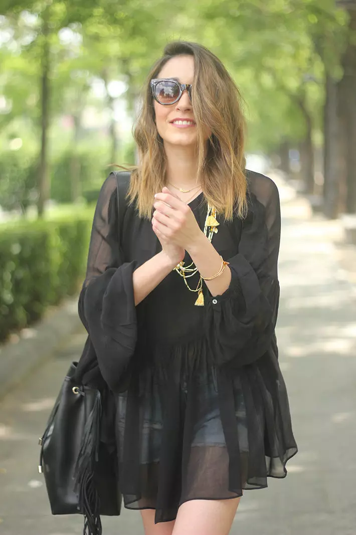 Black blouse (52 photos): Nini kuvaa nyeusi blouse 882_14