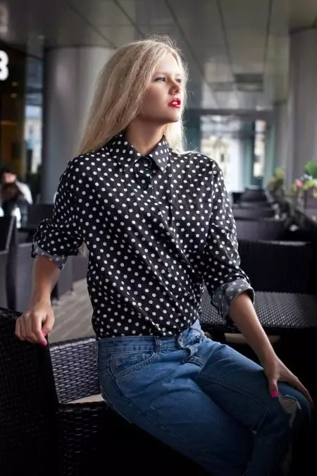 Black blouse (52 photos): Nini kuvaa nyeusi blouse 882_28