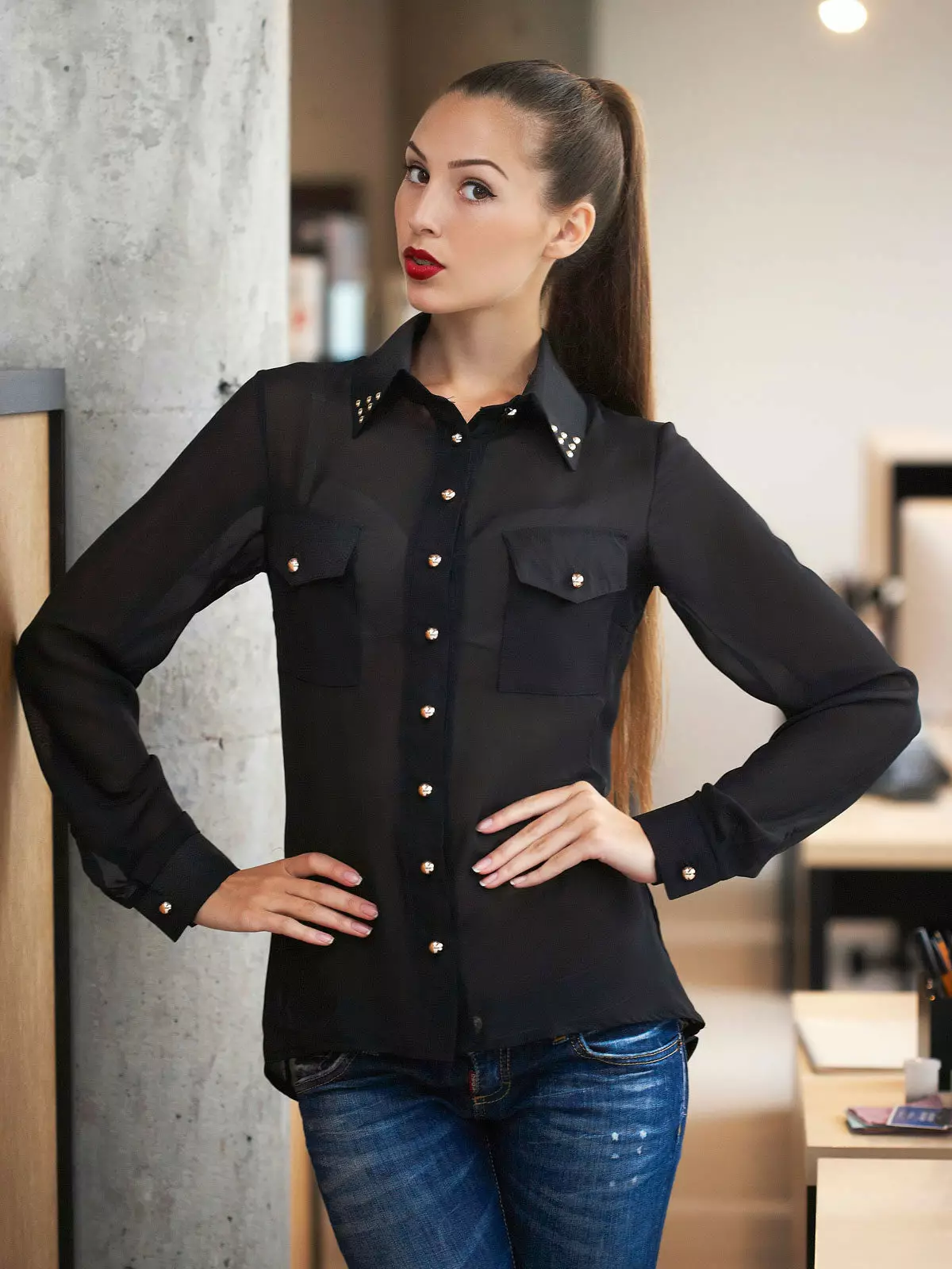 Black blouse (52 photos): Nini kuvaa nyeusi blouse 882_5