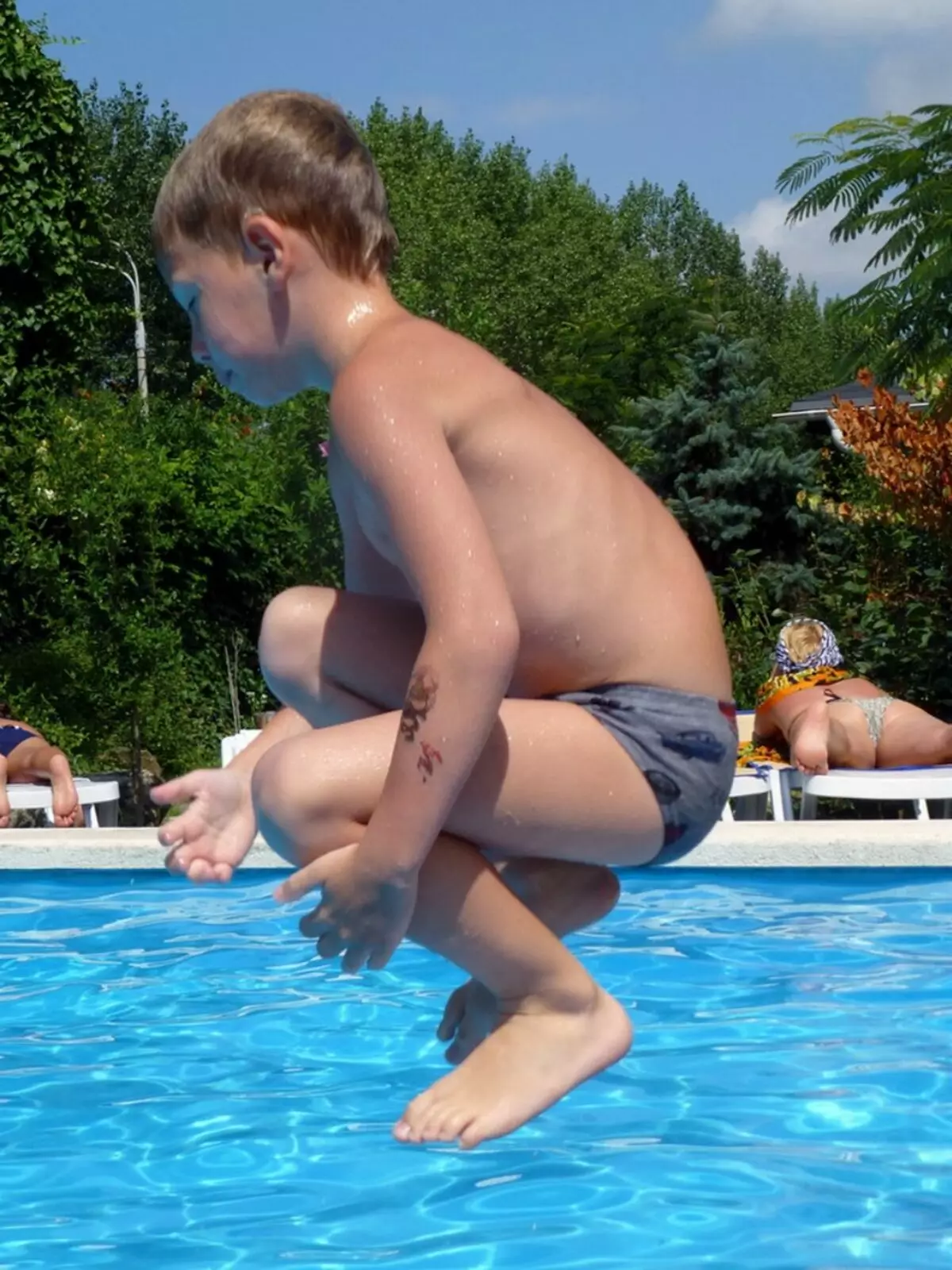 Мальчик купается в бассейне. Мальчики в бассейне. Дети купаются в бассейне. Мальчики 10 лет в бассейне.